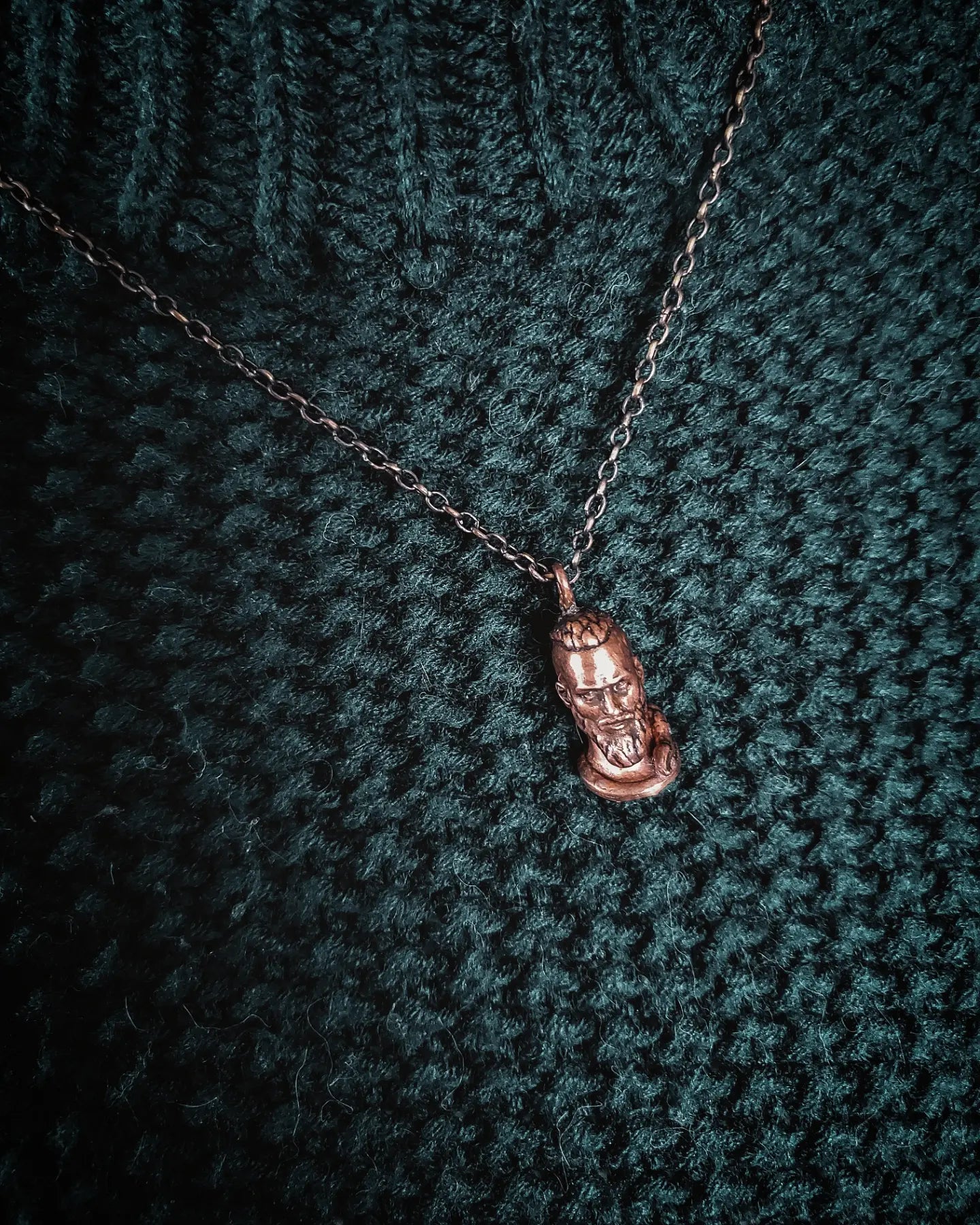 Tiny Ragnar Lothbrok pendant - Bronze
