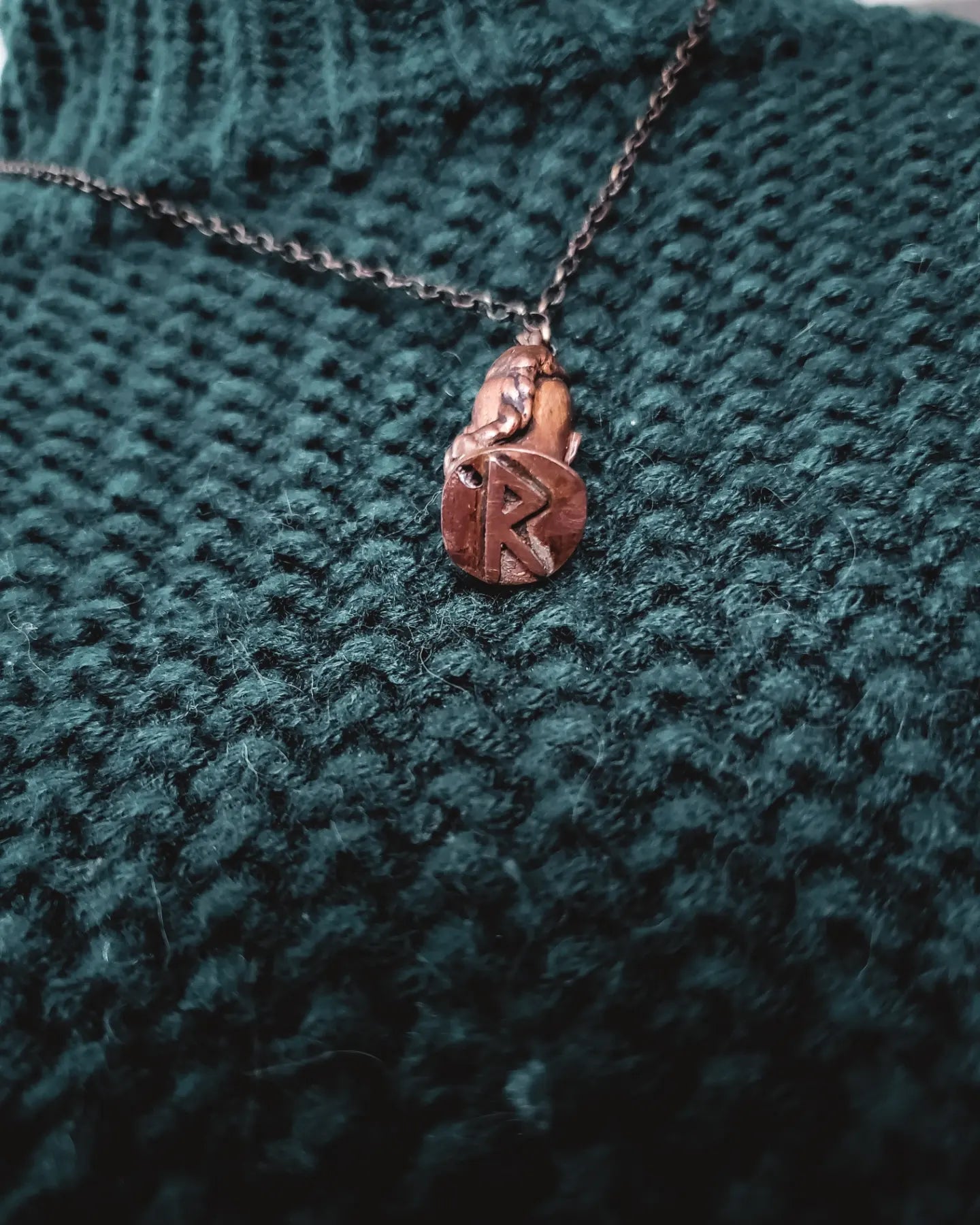 Tiny Ragnar Lothbrok pendant - Bronze